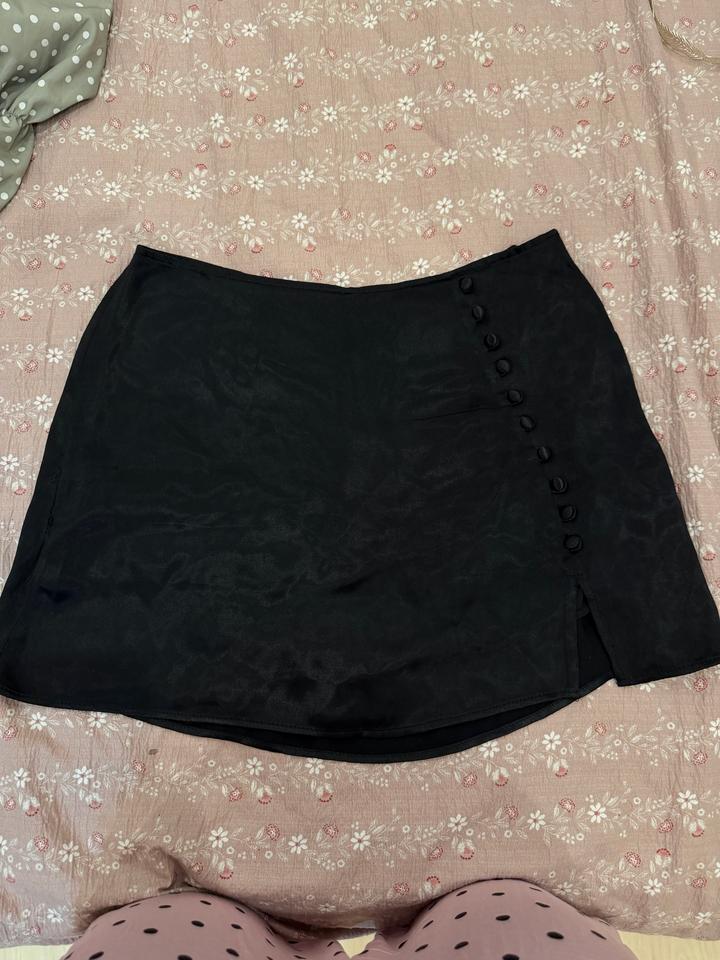 Zara Черная атласная мини-юбка с разрезом