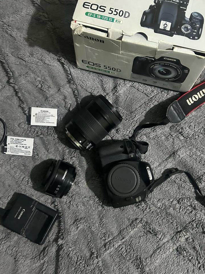 Зеркальный фотоаппарат Canon EOS 550D