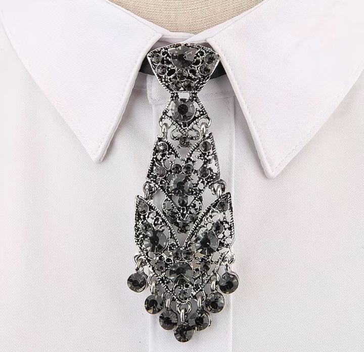 Брошь-галстук со стразами