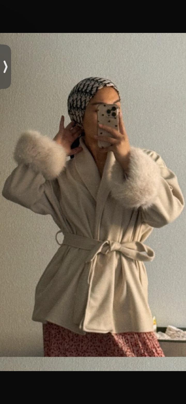 Пальто с меховыми манжетами