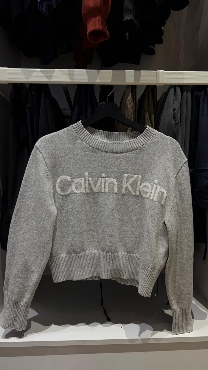 Укороченный вязаный свитер Calvin Klein Jeans с объемным логотипом (XS)