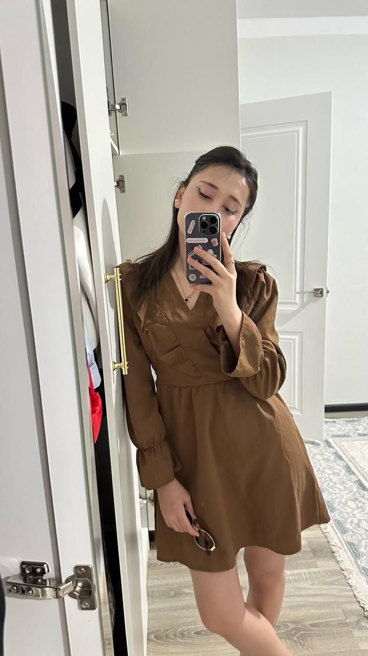 Коричневое платье с воланами
