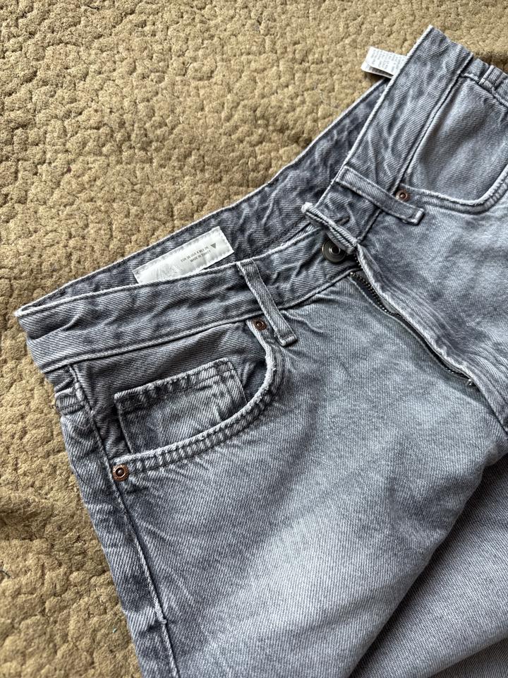 Zara Джинсы с потертостями и рваными краями