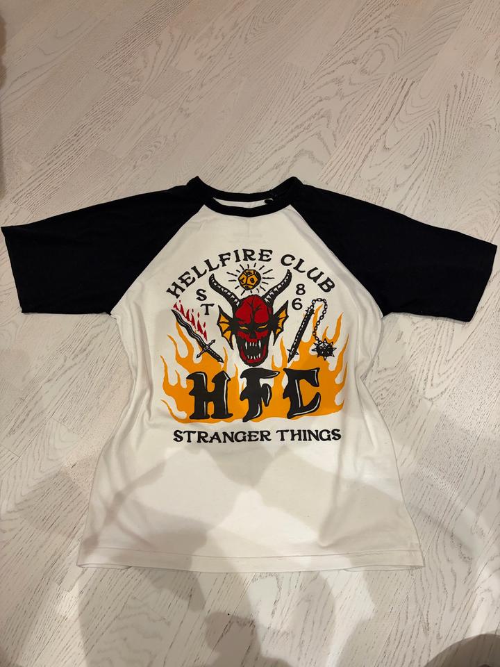 Pull & Bear Футболка Pull&Bear Hellfire Club Stranger Things