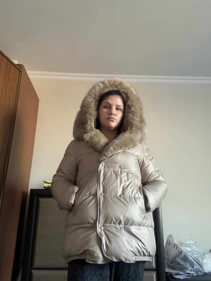 Пуховик с капюшоном из натурального меха