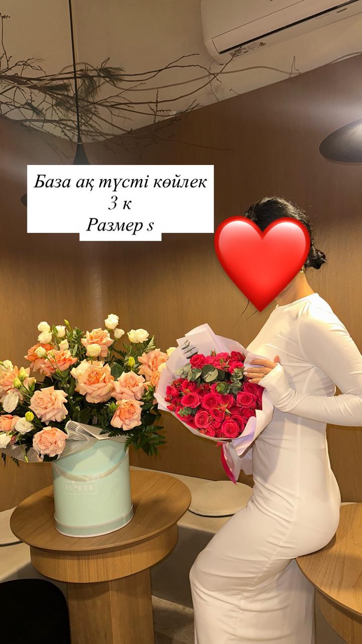 Белое платье с длинным рукавом