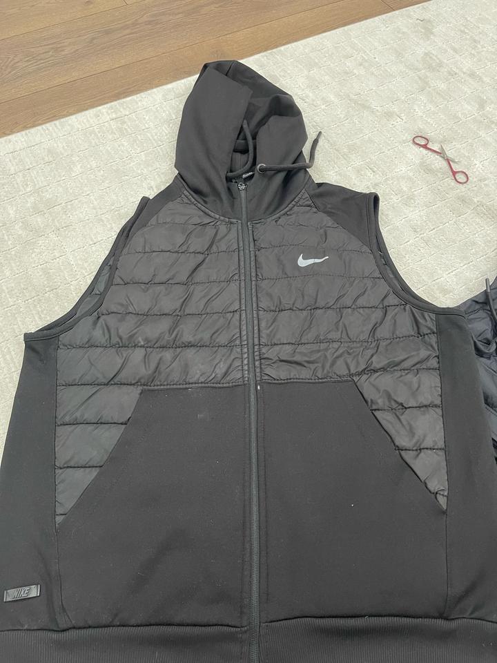 Мужская жилетка Nike с капюшоном