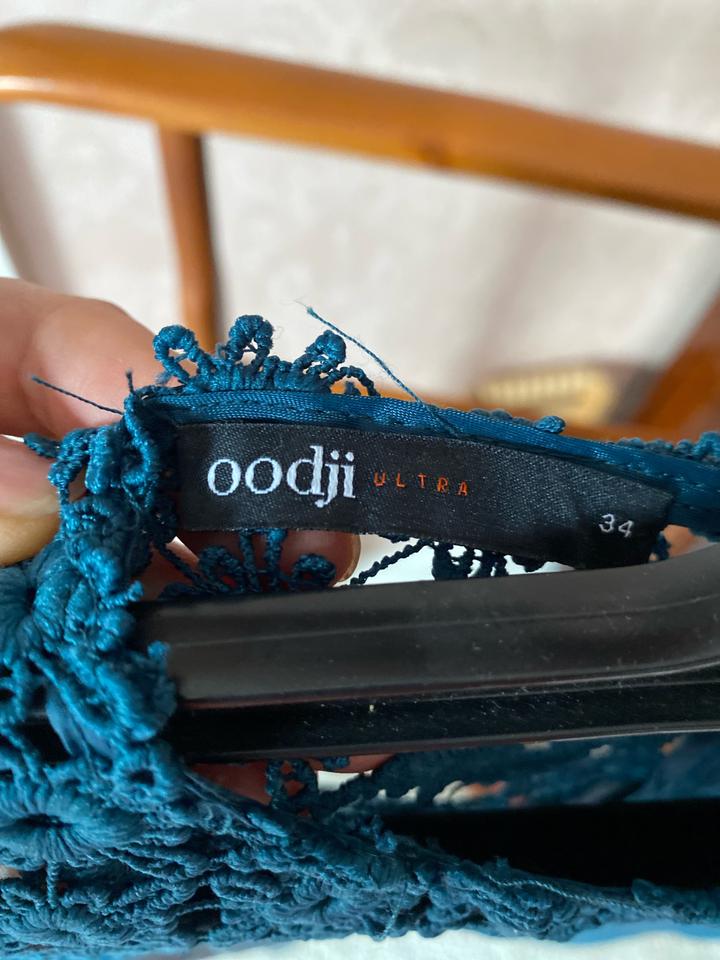 Oodji Платье изумрудного цвета с кружевной вставкой