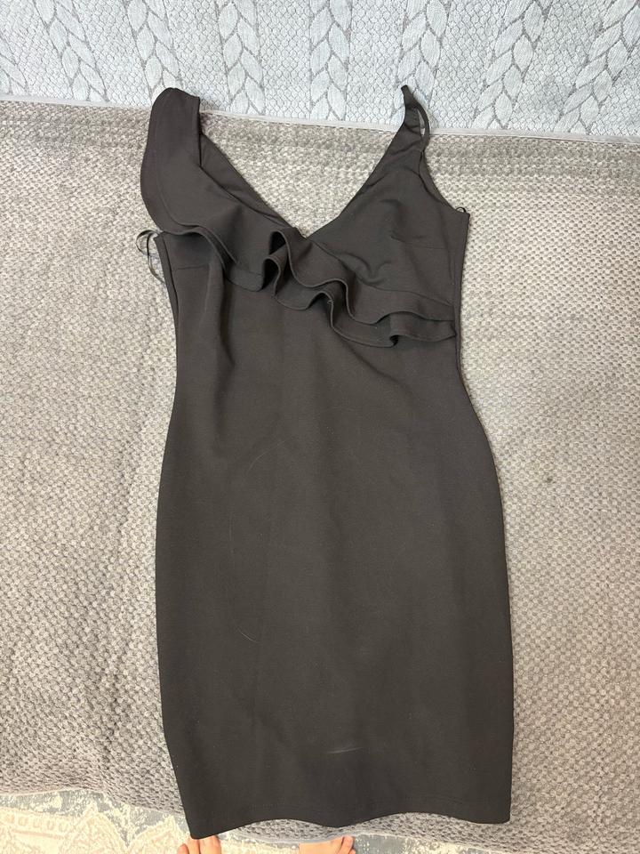 KOTN Черное платье с воланом