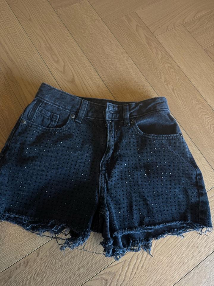 Джинсовые шорты Stradivarius со стразами