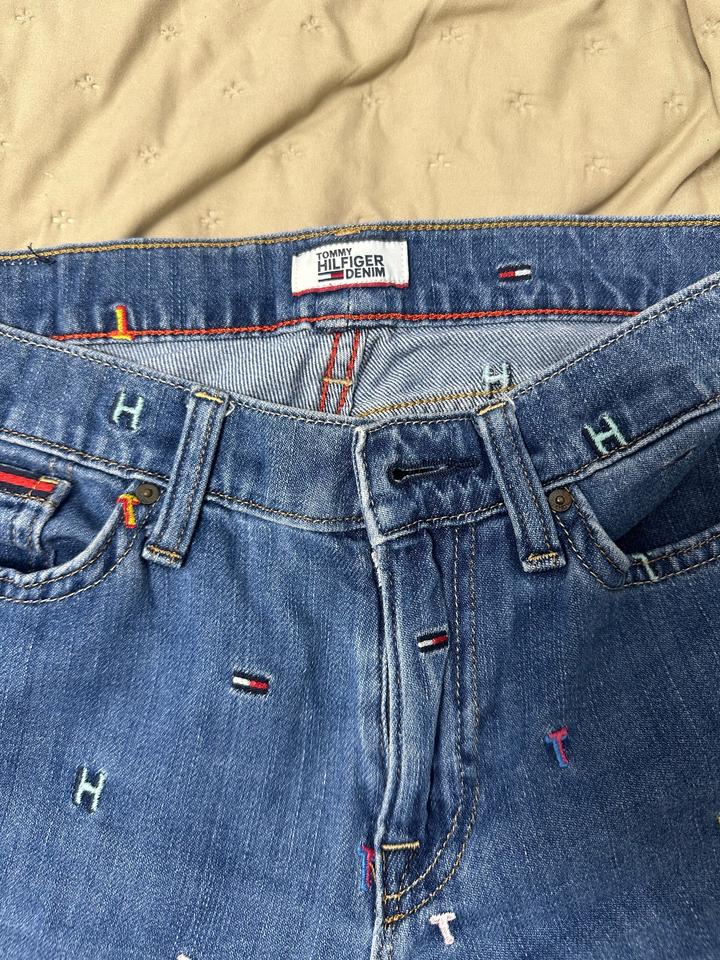 джинсы Tommy Hilfiger с вышивкой