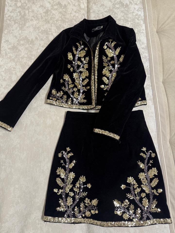 Костюм с пайетками