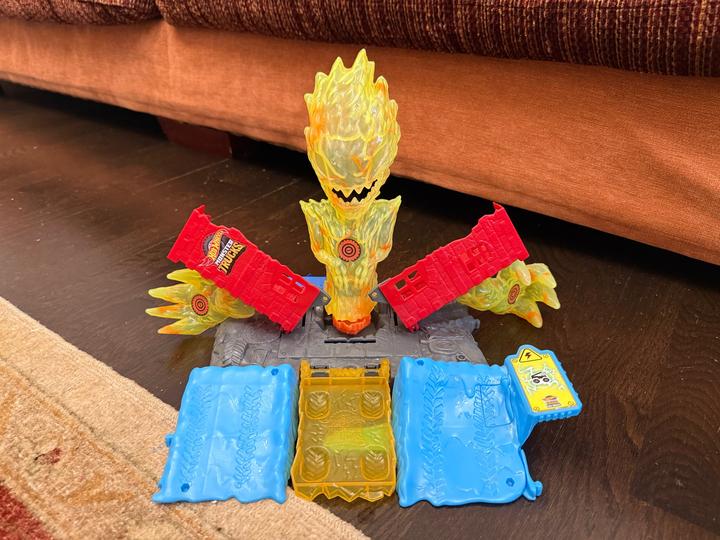 Игровой набор Hot Wheels Monster Trucks Torch Tower Takedown