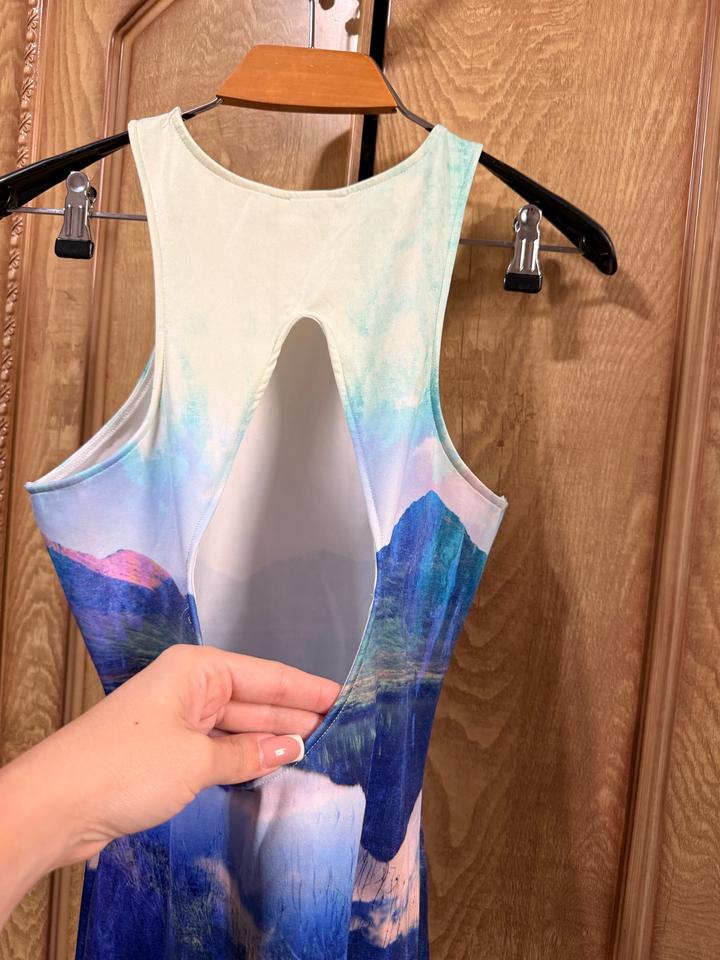 Платье H&M с открытой спиной и принтом гор 🌊