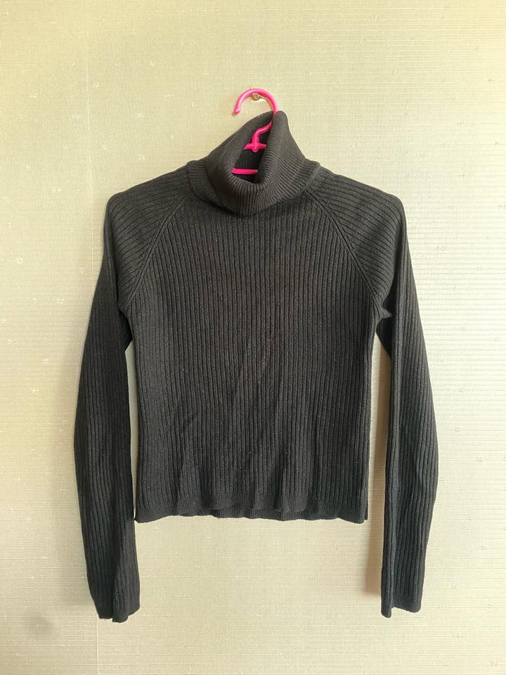 Черная водолазка в рубчик Uniqlo