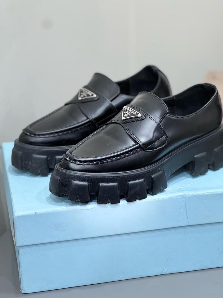 Лоферы Prada на массивной подошве