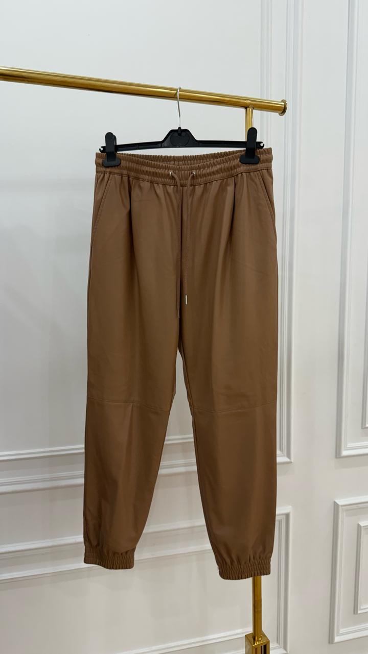 Брюки-джоггеры из экокожи Zara