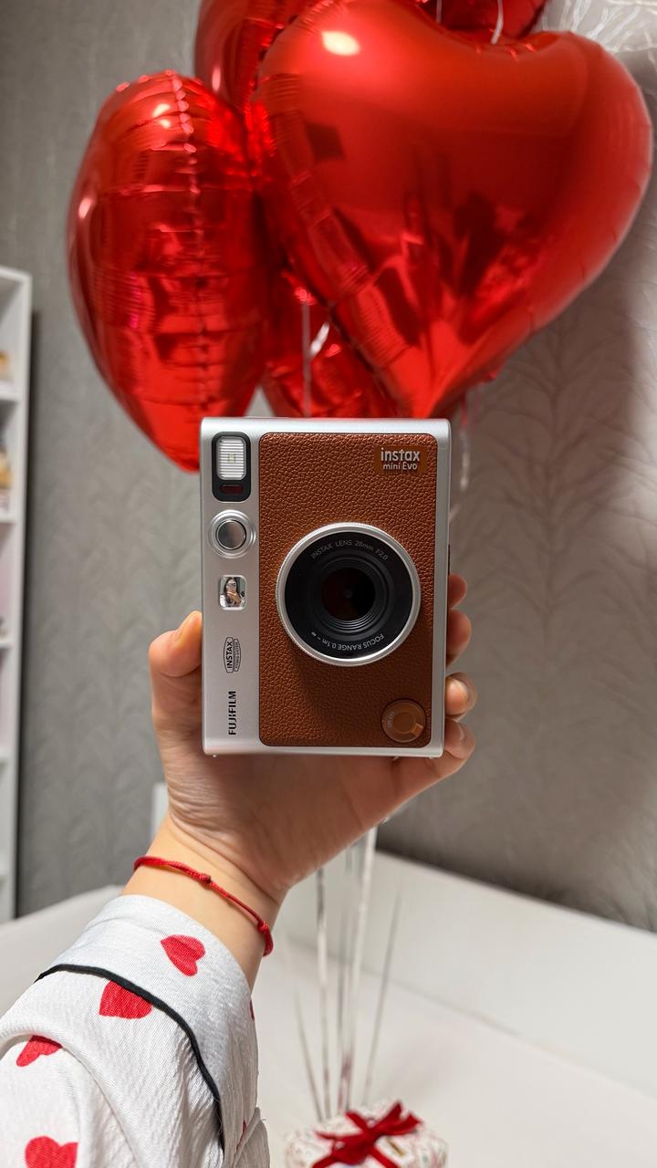 Instax Mini Evo коричневая