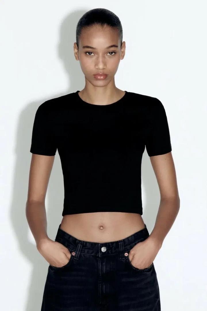 Черная футболка Zara