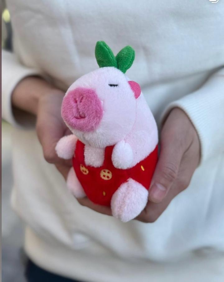 Мягкая игрушка свинка в костюме клубники