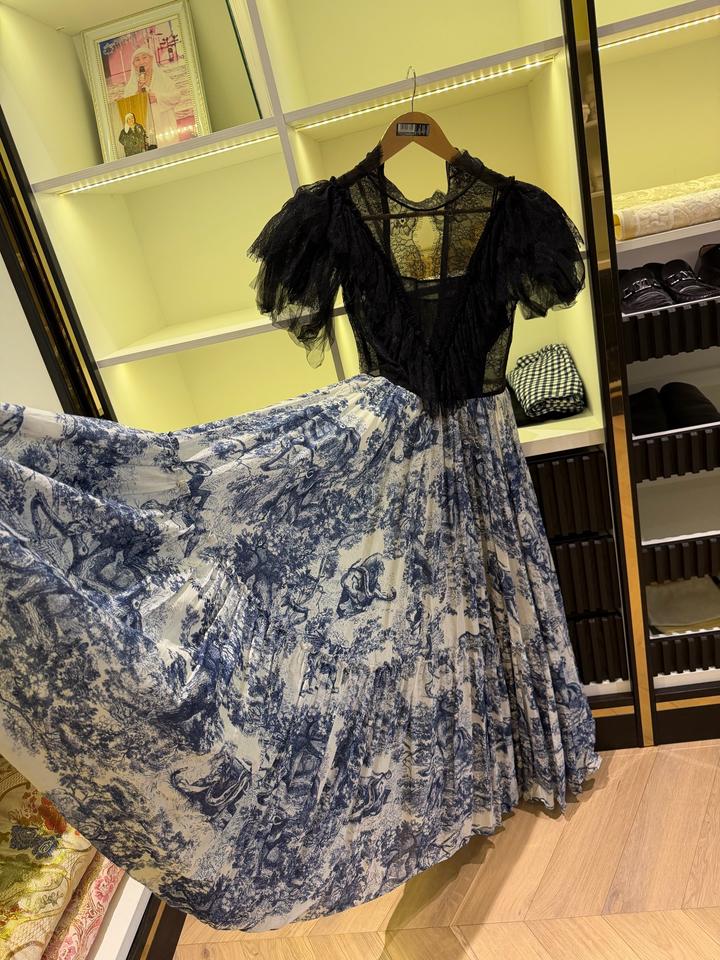 Платье с кружевным верхом и принтом от Dior.
