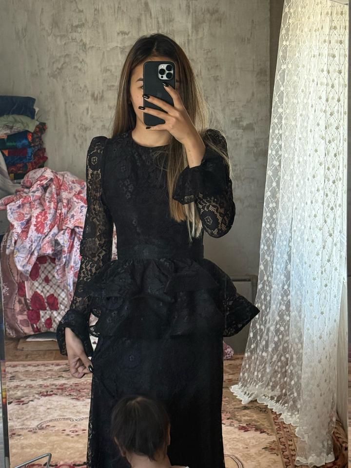 Кружевное платье с баской