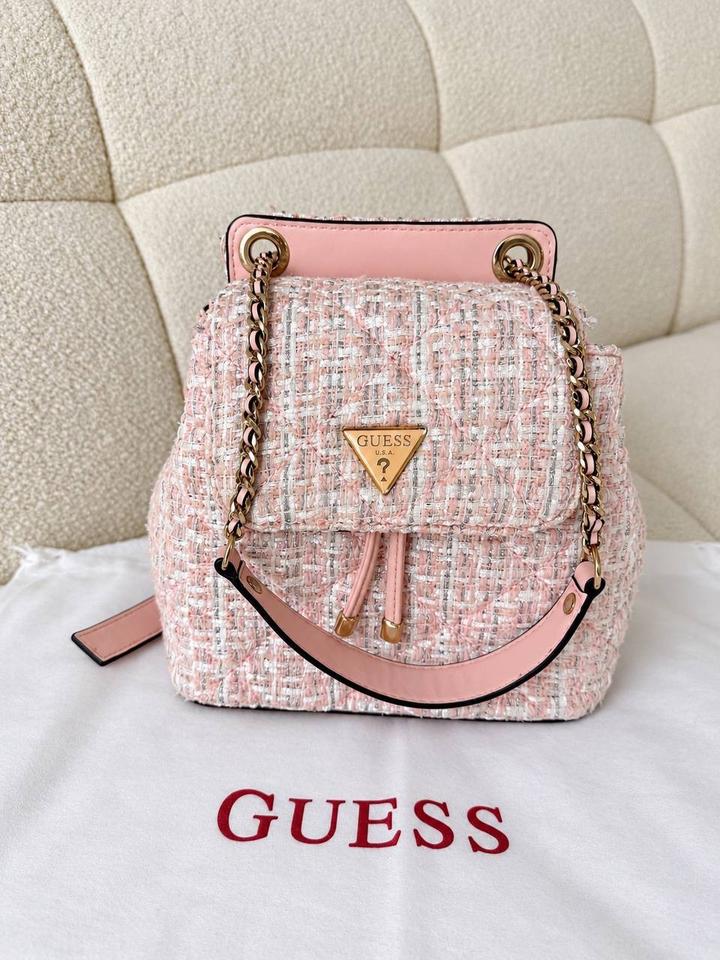 Оригинальный мини-рюкзак GUESS Cessily Tweed Flap Backpack в розовом цвете