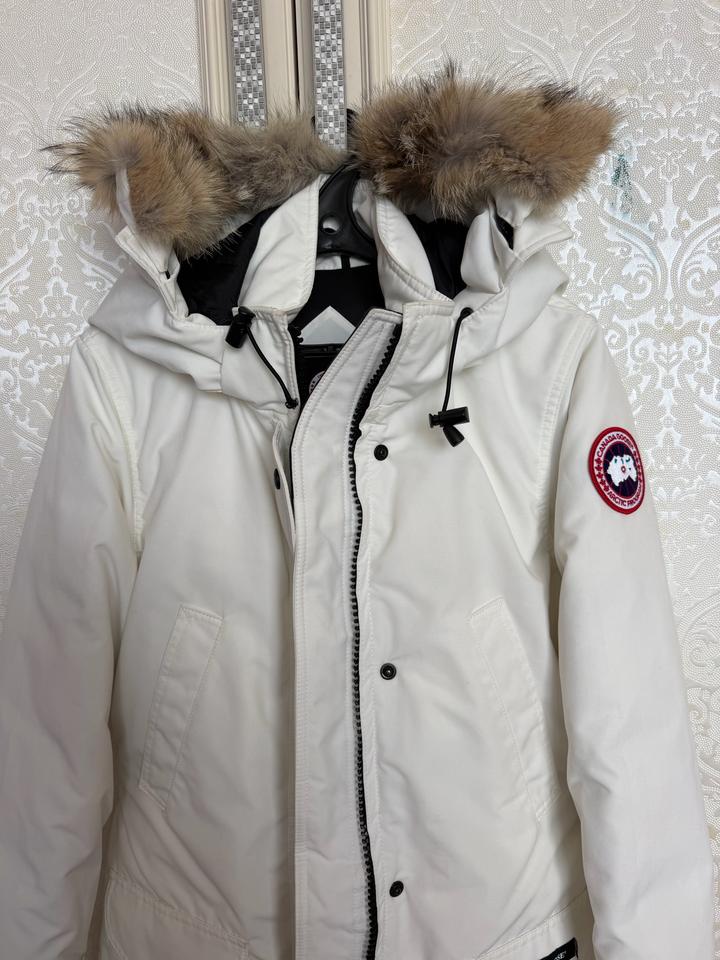 Белая куртка Canada Goose.