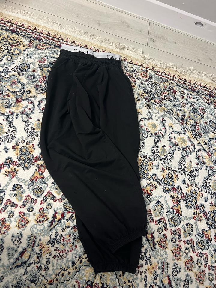 Черный Calvin Klein