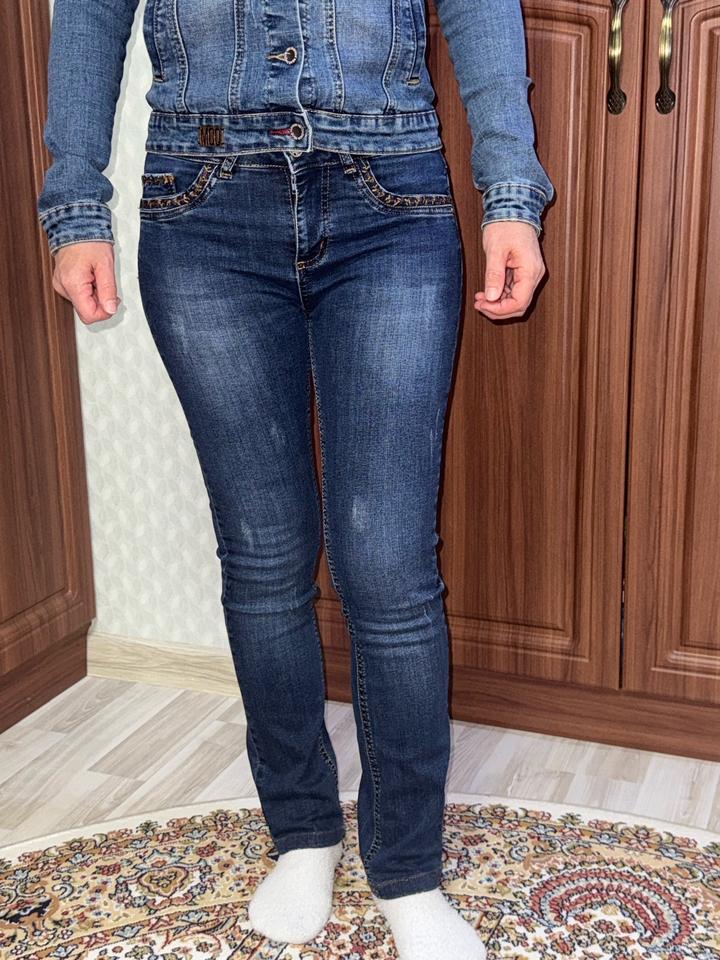 Женские джинсы Slim Fit тёмно-синего цвета с декоративной отделкой