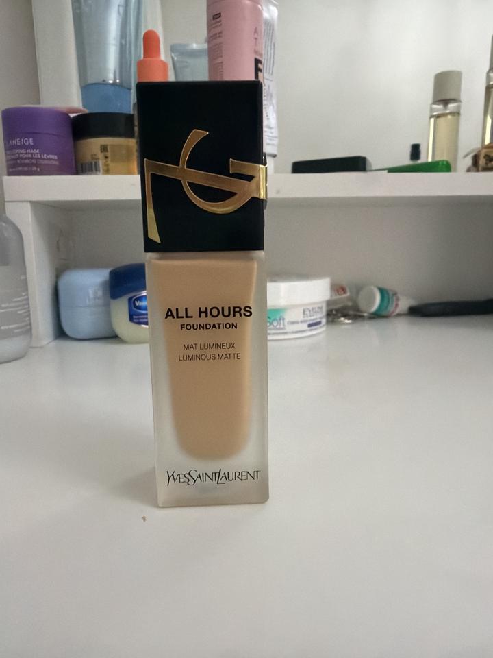 Тональный крем Yves Saint Laurent All Hours Foundation