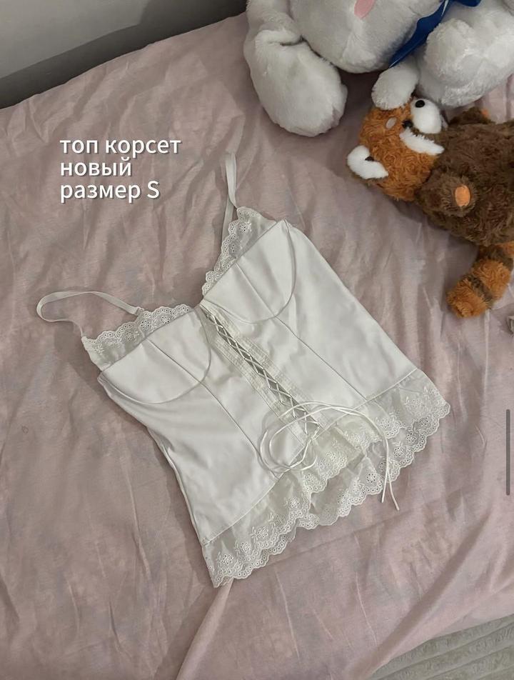 Топ-корсет со шнуровкой и кружевом