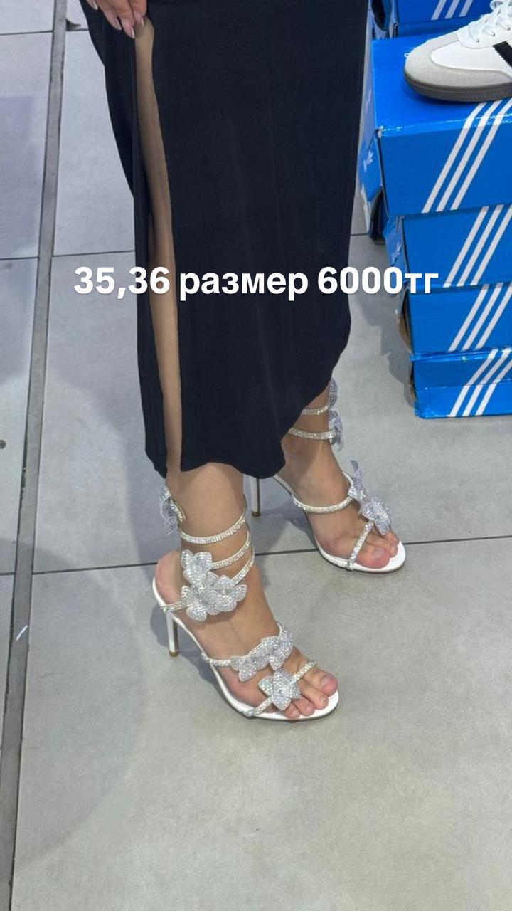 Босоножки со стразами на каблуке