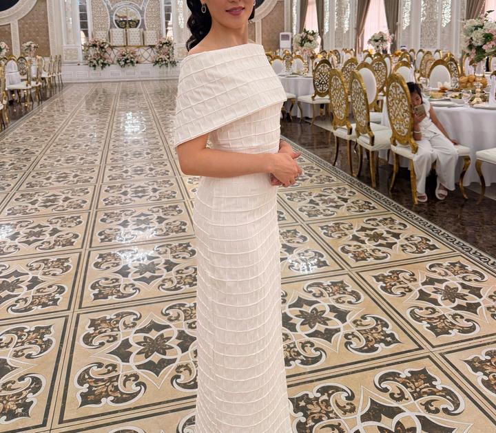 Gaukhar Kassen Белое платье с открытыми плечами
