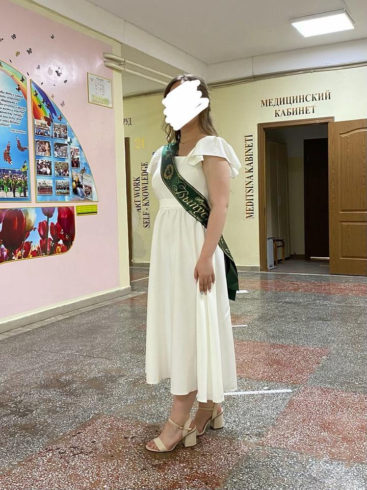 Белое платье миди праздничное