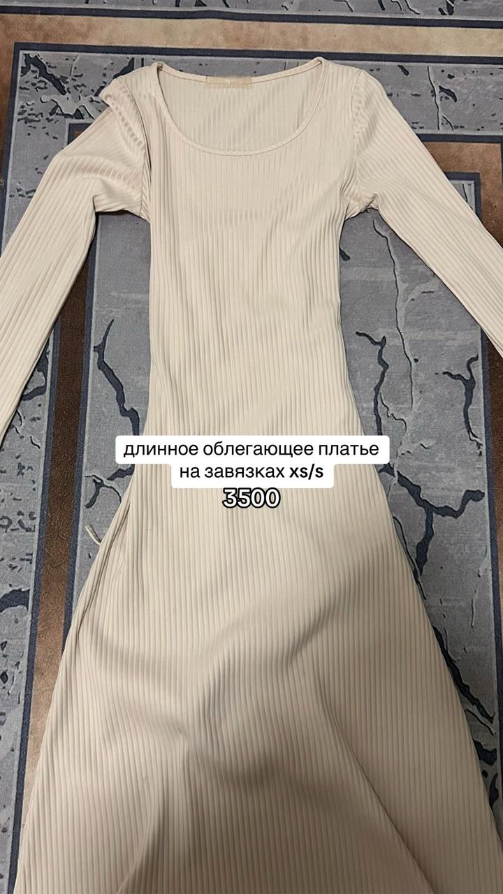 Длинное платье в рубчик со шнуровкой