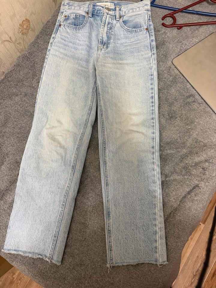 Светлые джинсы Stradivarius