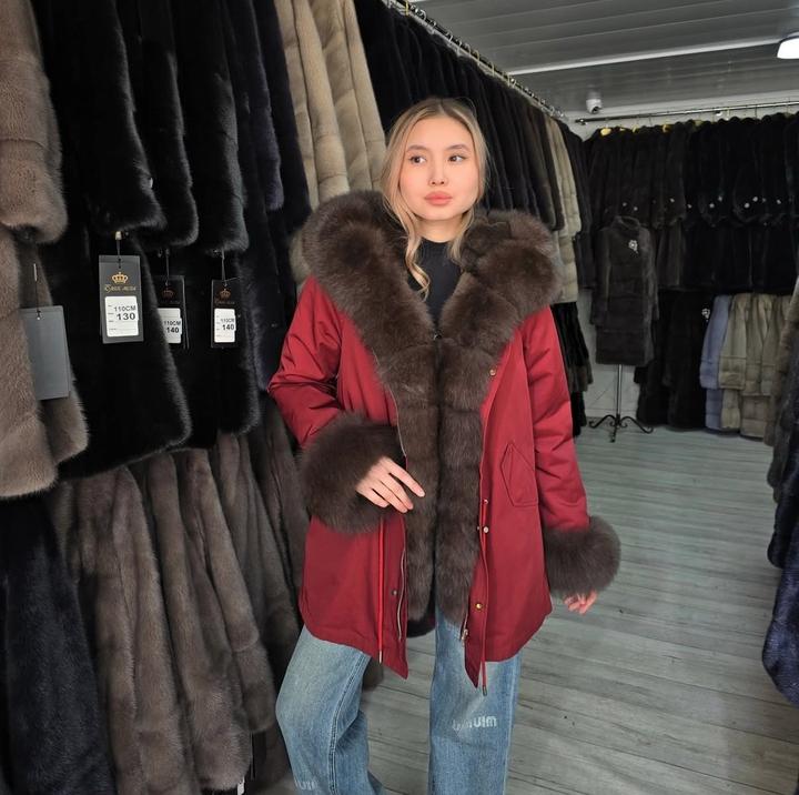 Женская парка с натуральным меховым воротником