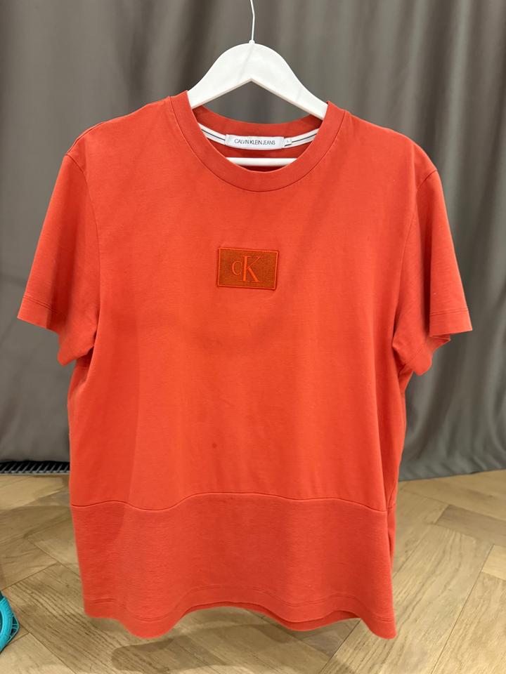 Футболка Calvin Klein Jeans оранжевая с логотипом ck