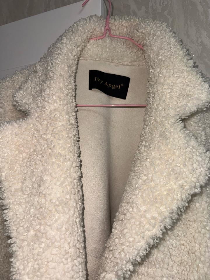 Продам молочное пальто Teddy от Ivy Angel