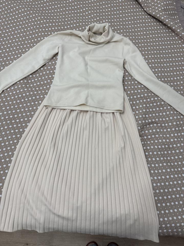 Dress Me Трикотажное платье с плиссированной юбкой