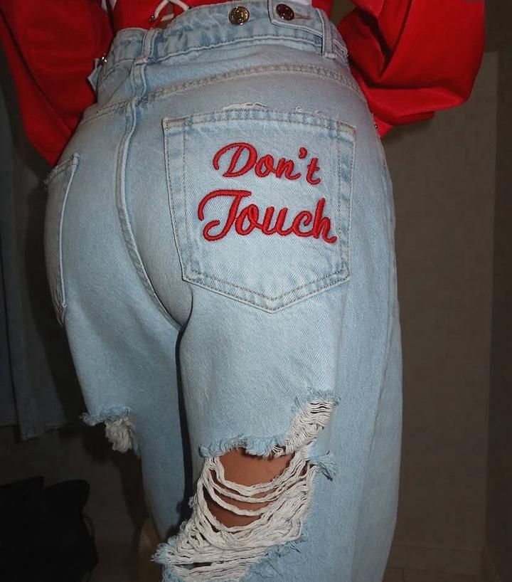 Джинсы с вышивкой Don't Touch
