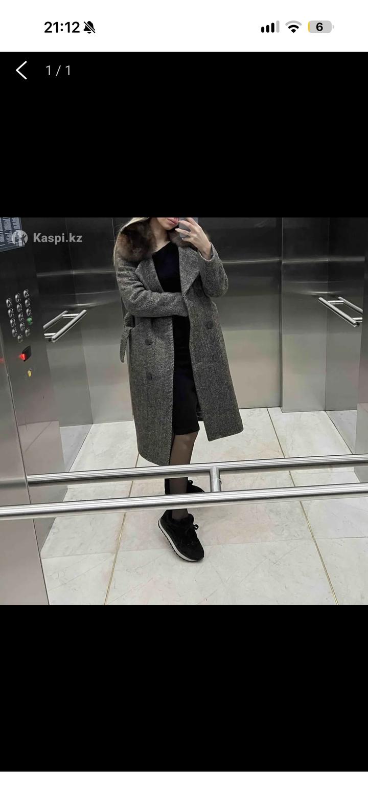 Пальто с меховым воротником
