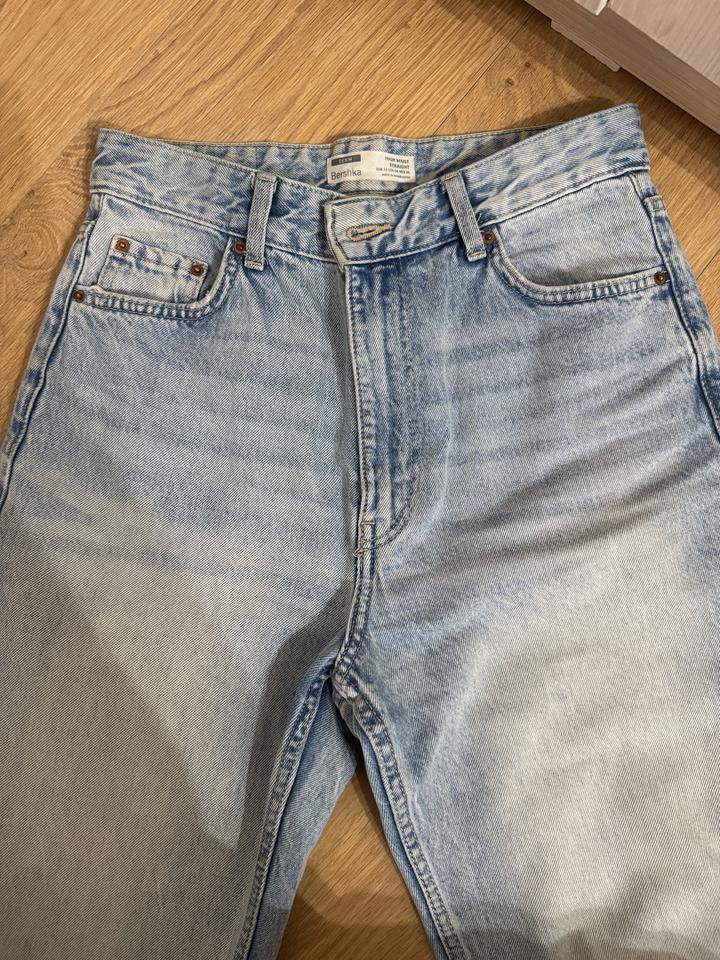 Джинсы Bershka