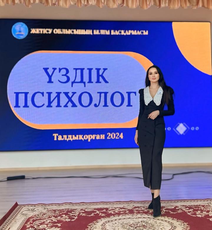 Платье миди с контрастным воротником
