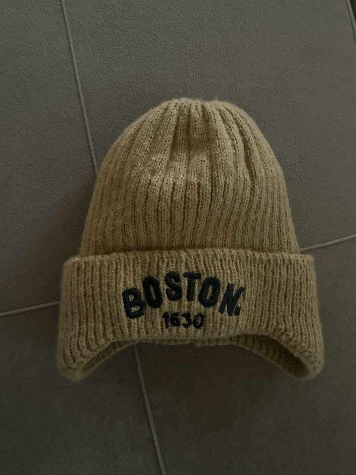 Шапка с надписью Boston