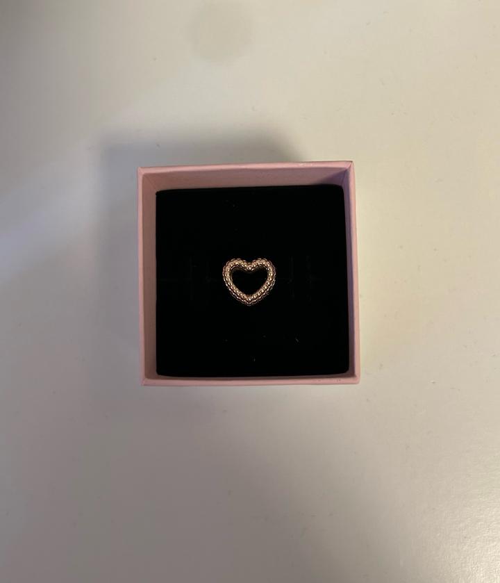 Шарм Pandora в виде сердца