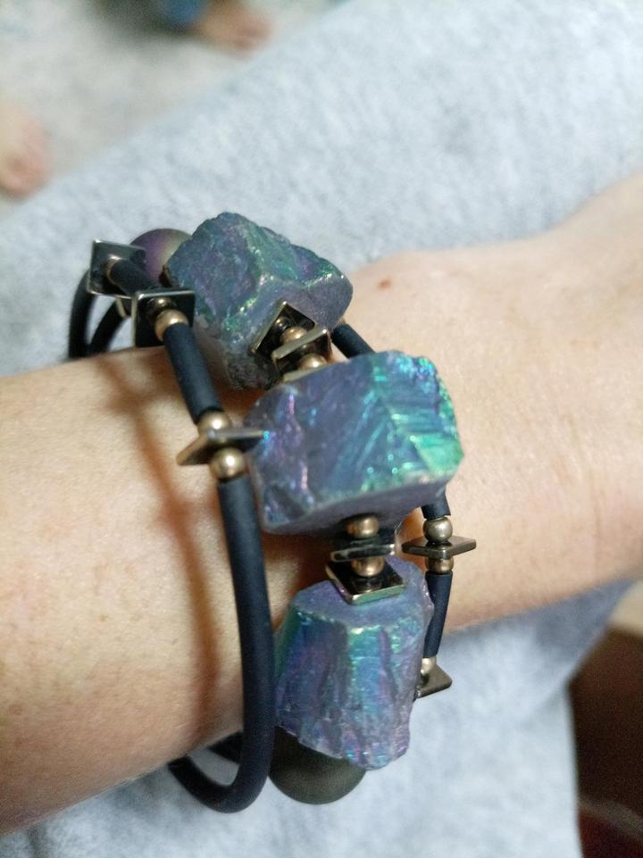 Handmade (ручная работа) Витиеватый браслет ручной работы. Кварц с радужным напылением.