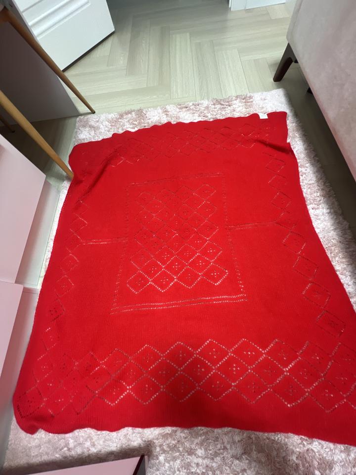 Вязаный красный шарф