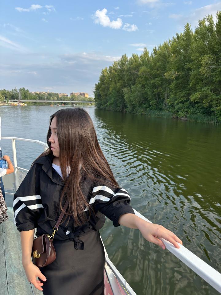 Черная блузка с белыми лампасами